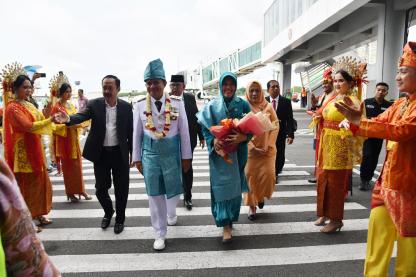 Tiba di Bandara Kualanamu, Pj Gubernur Sumut Hassanudin Dipakaikan Kain Melayu